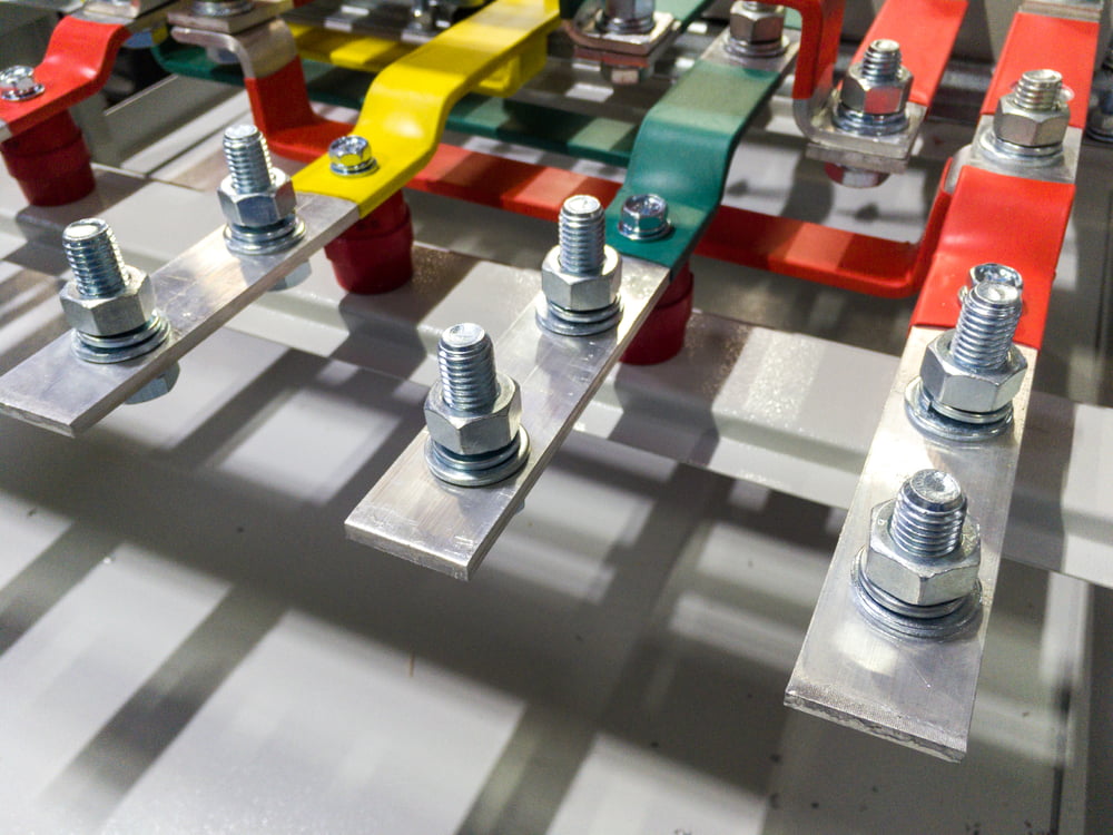 علت رنگ آمیزی شینەهای برق چیست؟