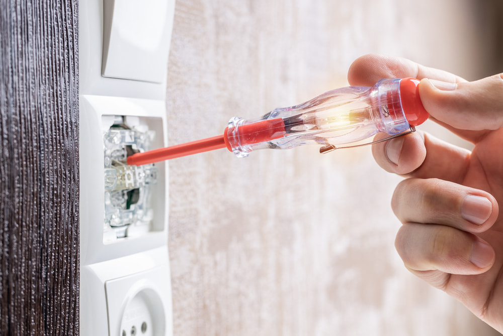 اطمینان از بی برق بودن مدار